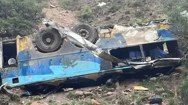 Yolcu otobüsü uçurumdan yuvarlandı: 31 ölü