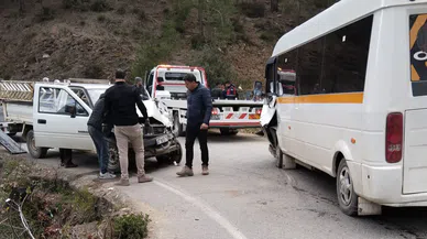 Öğrenci servisi ile kamyonet çarpıştı: 24 yaralı
