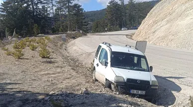 Virajı alamayan hafif ticari araç şarampole düştü:1 ölü, 1 yaralı