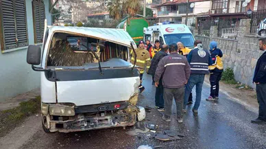 Kamyonet, kamyonla kafa kafa çarpıştı: 1 yaralı