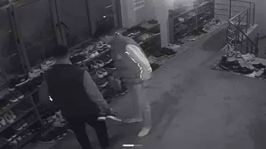 Cemaat namaza durdu, onlar ayakkabıların peşine düştü