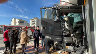 Tır apartman duvarına çarptı: 1’i ağır 2 yaralı