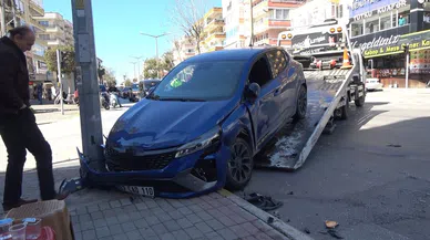 İki araç kavşakta çarpıştı, otomobil güvenlik kamerası direğine çarparak durabildi