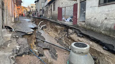 Su borusu patladı, iş yerleri ve araçlar zarar gördü