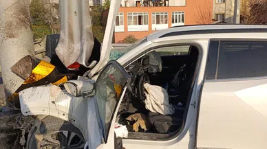 Aydınlatma Direğine Çarpan Suv Hurdaya Döndü: 2 Yaralı