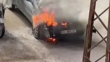 Park Halindeki Kamyonet Alev Aldı