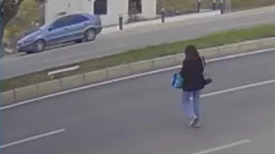 Yolda Telefona Bakan Genç Kıza Otomobil Çarptı