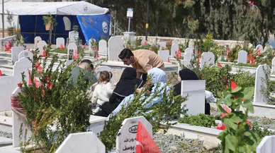 Deprem mezarlığında gözyaşlarıyla geçen Ramazan Bayramı