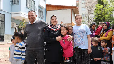 Yaşlı Çift 20 Yıldır Her Bayram Çocukları Sevindiriyor