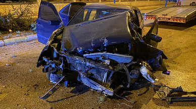 Otomobil Refüje Çarparak 3 Ağacı Devirdi: 1 Yaralı