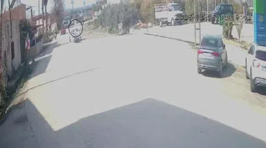 Otomobille kafa kafaya çarpışan motosiklet sürücüsü metrelerce havaya uçtu