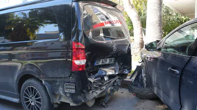Halk otobüsü park halindeki 4 araca çarptı