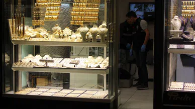 Sarrafı soymak için kılık değiştirmiş