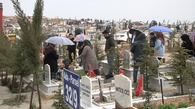 Mezarlıkta Hüzünlü Bayram