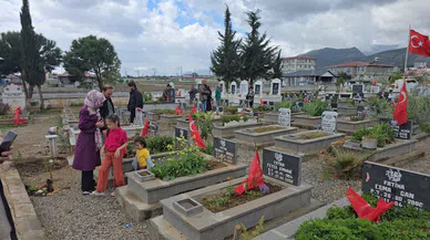 Depremde yakınlarını kaybedenlerin buruk bayramı