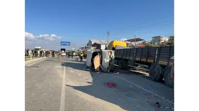 Yolcu servisi park halindeki tıra çarptı: 6 ölü, 8 yaralı