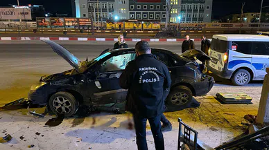 Araç önce kaldırıma, sonra duvara çarptı: 1 ölü, 1 yaralı