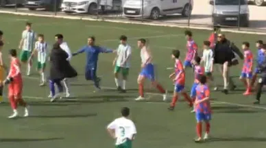 Maçın bitiş düdüğüyle birlikte futbolcu, teknik heyet ve taraftarlar birbirine girdi