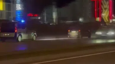 Polis, ters yöne kaçan otomobili çarparak durdurdu