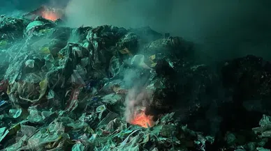 Geri dönüşüm fabrikasında korkutan yangın
