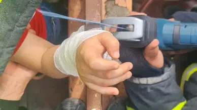 Çocuğun kolu demir korkuluğa saplandı