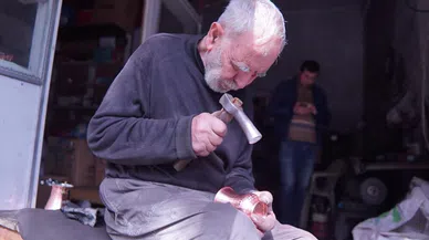 Mesleğinin son ustalarından: Durmuş Dede 60 yıldır bakırı sanata dönüştürüyor