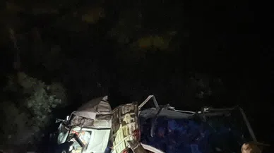 Domates Yüklü Kamyon Uçuruma Yuvarlandı: 1 Yaralı