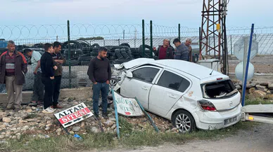 Kamyonet ile Otomobil Çarpıştı: 1 Ölü, 5 Yaralı