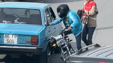 Trafikteki kavga kamerada: Öfkeli sürücü otomobilin camını kırdı