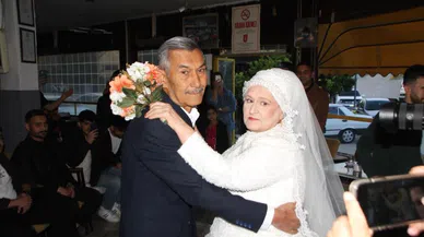 Eşine 45 yıl sonra gelinlik giydirdi, gözyaşlarını tutamadı