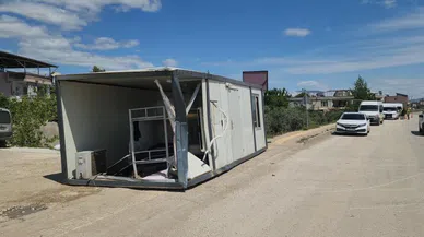 Kaza sonrası tırda yüklü konteyner yola devrildi