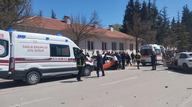 Antalya'da İki Otomobil Çarpıştı: 4 Yaralı