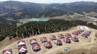 Orman ve baraj manzaralı deprem konutları