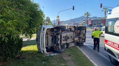 Kamyonet Devrildi: 3 Yaralı