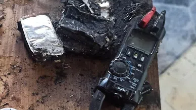 Şarjdaki telefonun bataryası patladı