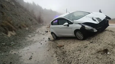 Kontrolden Çıkan Otomobil Yol Kenarındaki Tabelaya Çarptı: 2 Yaralı