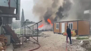 Depremde Evleri Yıkılan Ailelerin Konteyner Yuvaları Alevlere Teslim Oldu