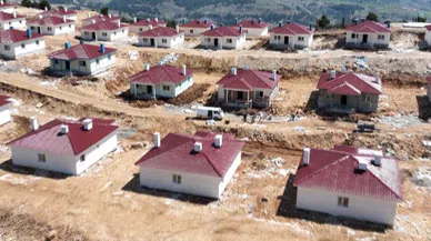 Depremin merkezinde köy evlerinin yapımı sürüyor