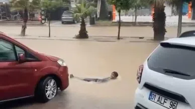 Yağmur hayatı felç etti: Kimi yüzdü kimi mahsur kaldı
