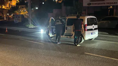 Hafif ticari araç anne ve kızına çarptı