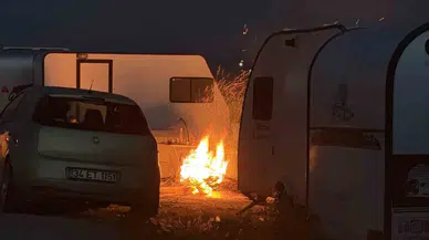 Deprem sonrası vatandaşlar karavanda ve parklarda geceliyor