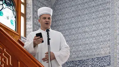 Camide Telefon Tepkisi: İmam Hutbeyi Yarıda Kesti