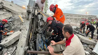 Otopark Yıkımında Çökme: İş Makinesi Altında Kaldı