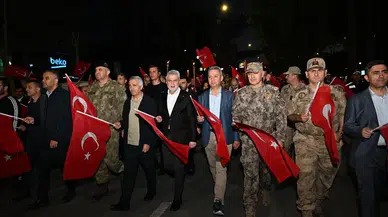 KSÜ’den 19 Mayıs Çıkarması: Rektör Okumuş Meşaleli Yürüyüşte Yer Aldı