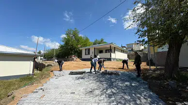 Maksutuşağı’nda kilit parke çalışması sürüyor