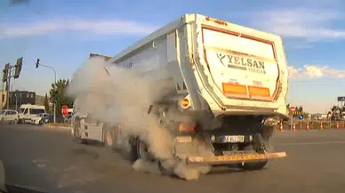 Kahramanmaraş'ta Seyir Halindeki Kamyonun Lastiği Patladı