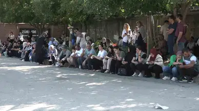 Öğrenciler içeride veliler dışarıda ter döktü
