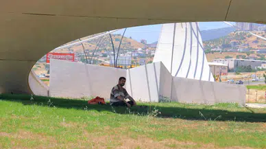 Sıcaktan Bunalan Kağıt Toplayıcısı Ay-Yıldızın Gölgesine Sığındı