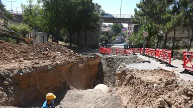 Akdere Caddesi'nde Altyapı Yenileme Çalışmaları Sürüyor