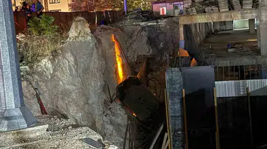 Otomobil İnşaat Çukuruna Uçtu: 3 Yaralı